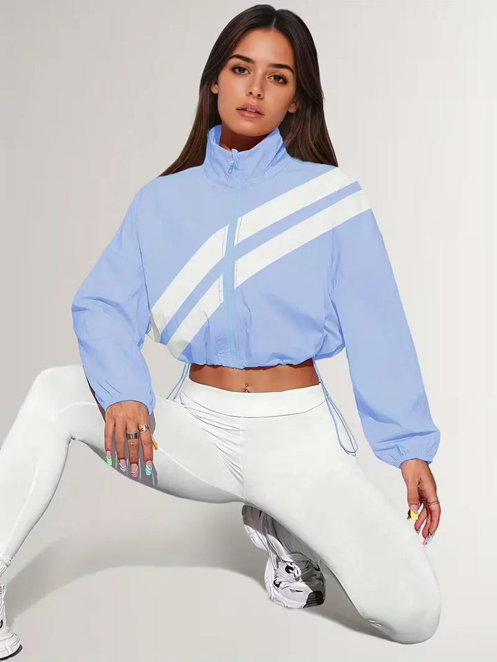 Dameskleding: trendy cropped track jacket, verstelbaar, met mandarijnkraag.