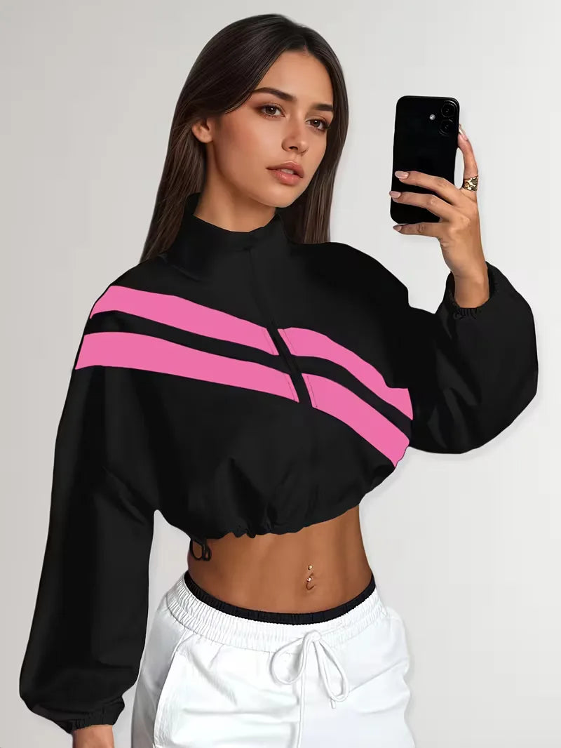 Trendy dames sportjack, cropped, met mandarijnkraag en diagonale strepen.