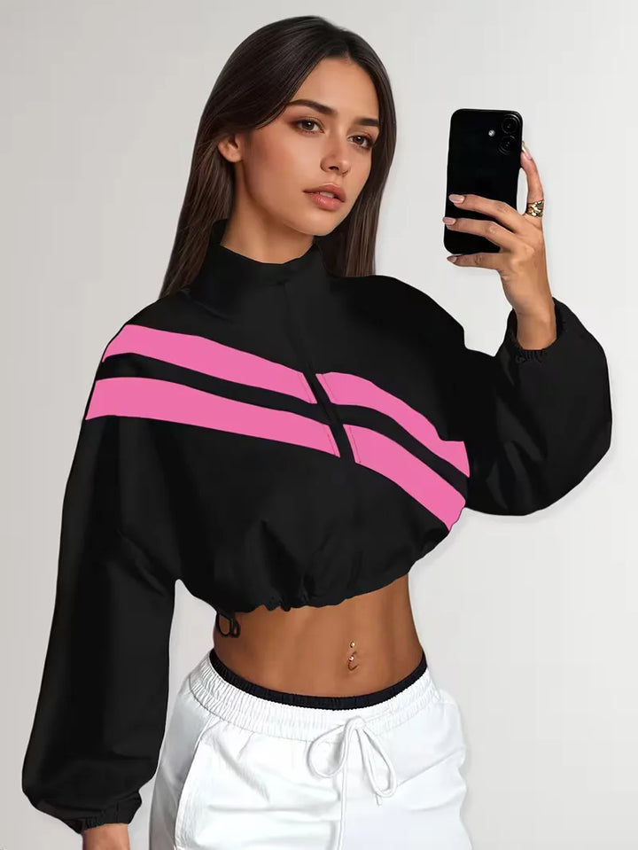 Trendy dames sportjack, cropped, met mandarijnkraag en diagonale strepen.