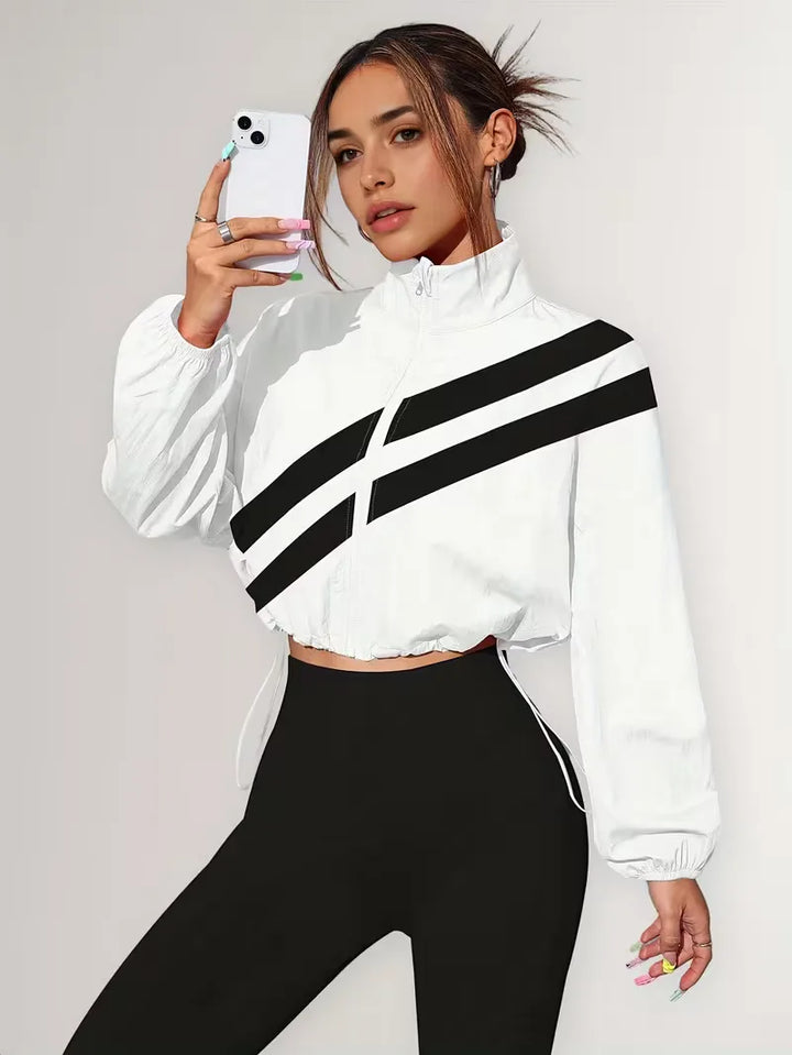 Comfortabel dames sportjack, cropped, met diagonale strepen en rits.