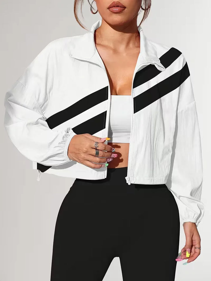 Veelzijdig dames cropped jack, met rits en diagonale strepen voor de herfst.