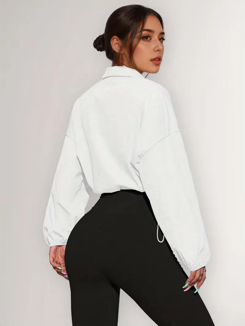 Dames mode jack, cropped, met sportieve rits en verstelbare pasvorm.
