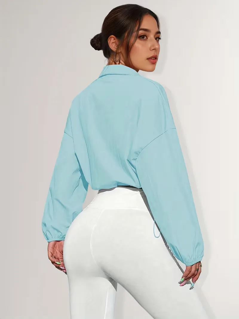 Casual damesjack, cropped model, met sportieve mandarijnkraag en ritssluiting.