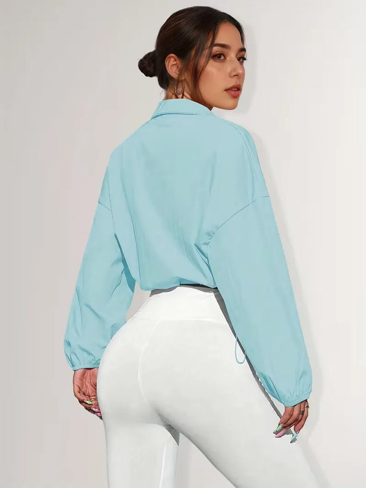 Casual damesjack, cropped model, met sportieve mandarijnkraag en ritssluiting.