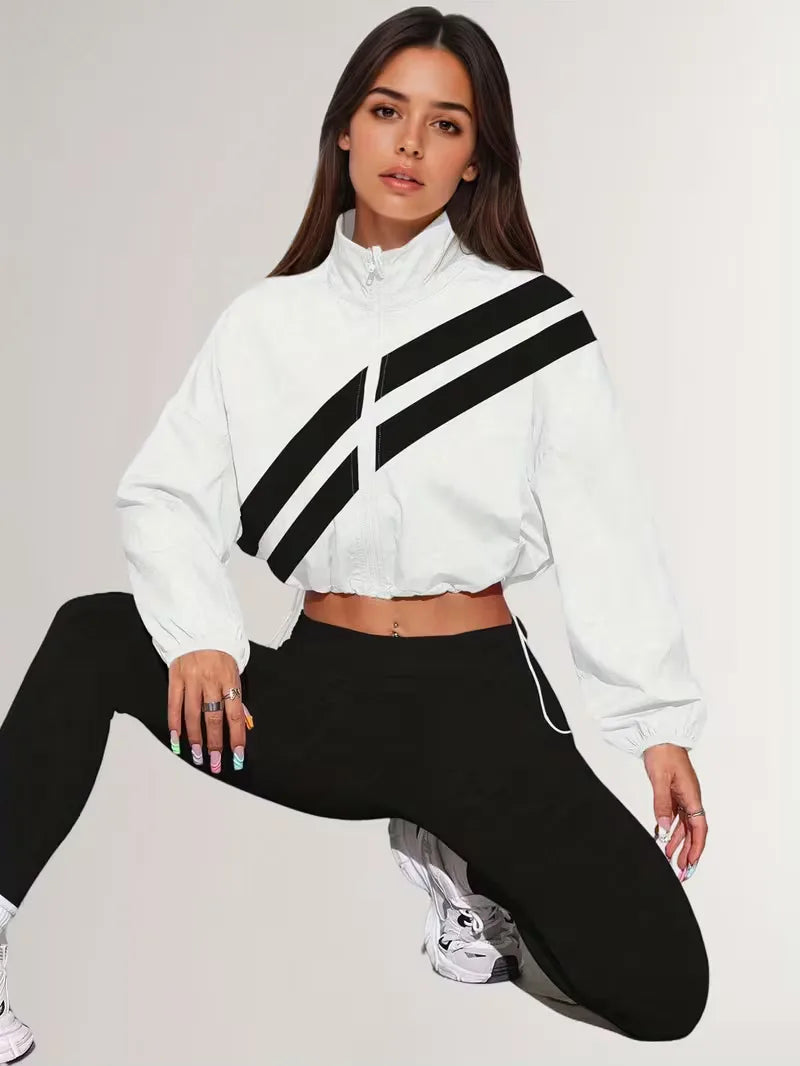 Dameskleding: sportief cropped jack, verstelbaar, met rits en trendy look.