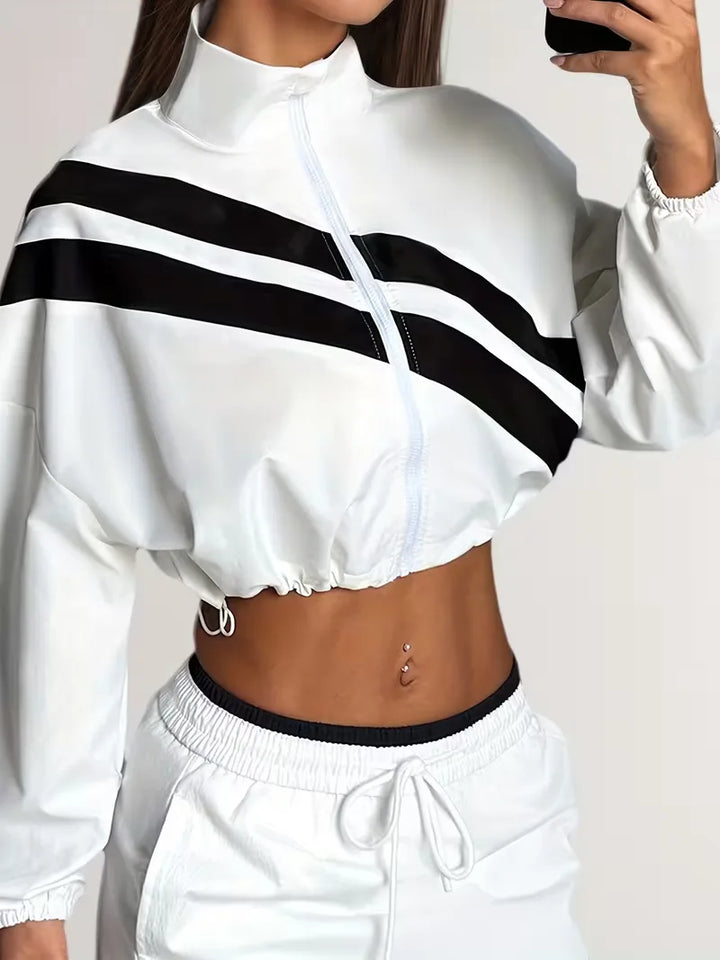 Sportief dames cropped jack, met rits, diagonale strepen en mandarijnkraag.