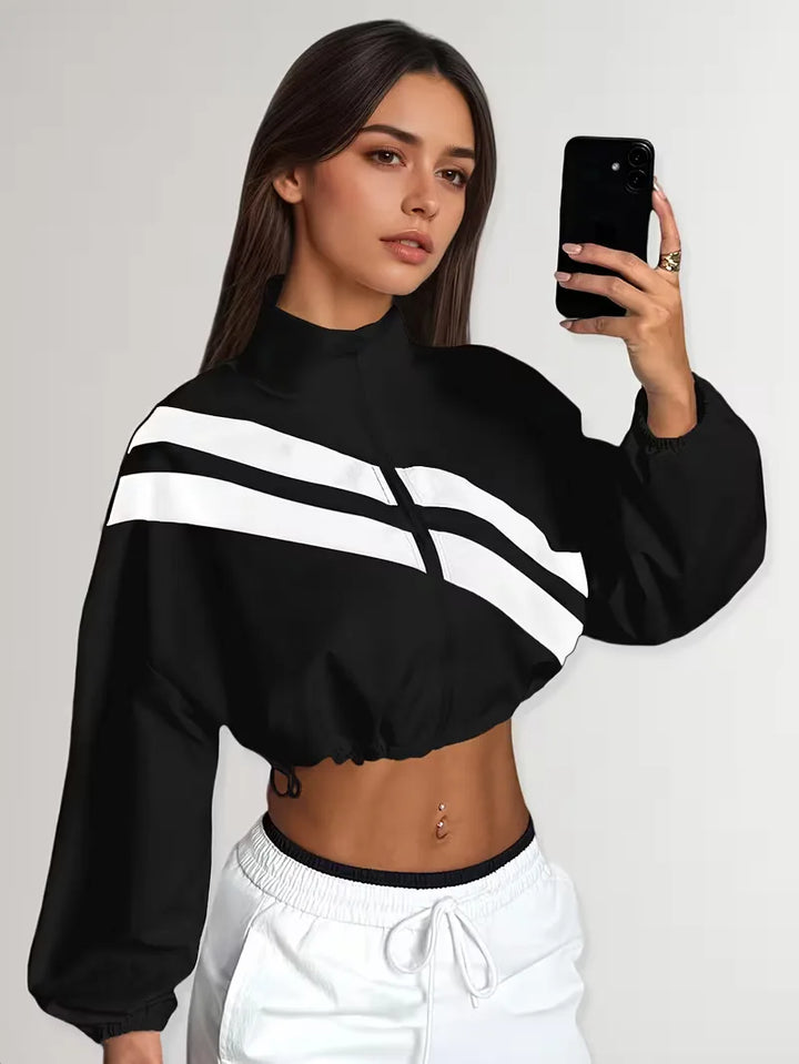 Trendy dames sportjack, cropped, met rits en diagonale strepen voor een frisse look.