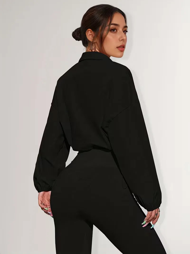 Dames mode jack, cropped, met sportieve rits en diagonale strepen.