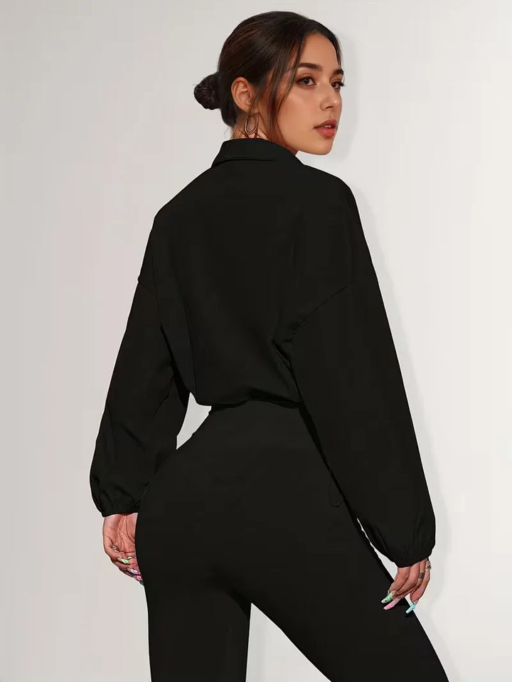 Dames mode jack, cropped, met sportieve rits en diagonale strepen.