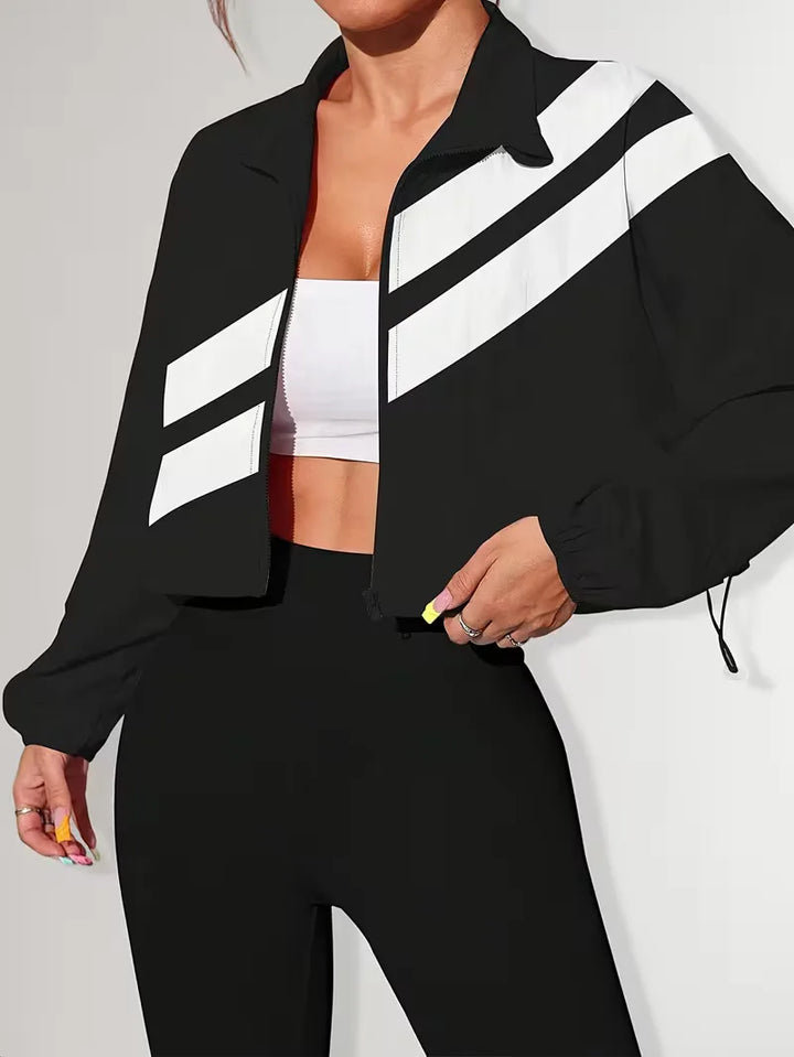 Casual dames track jacket, cropped, met verstelbare pasvorm en mandarijnkraag.