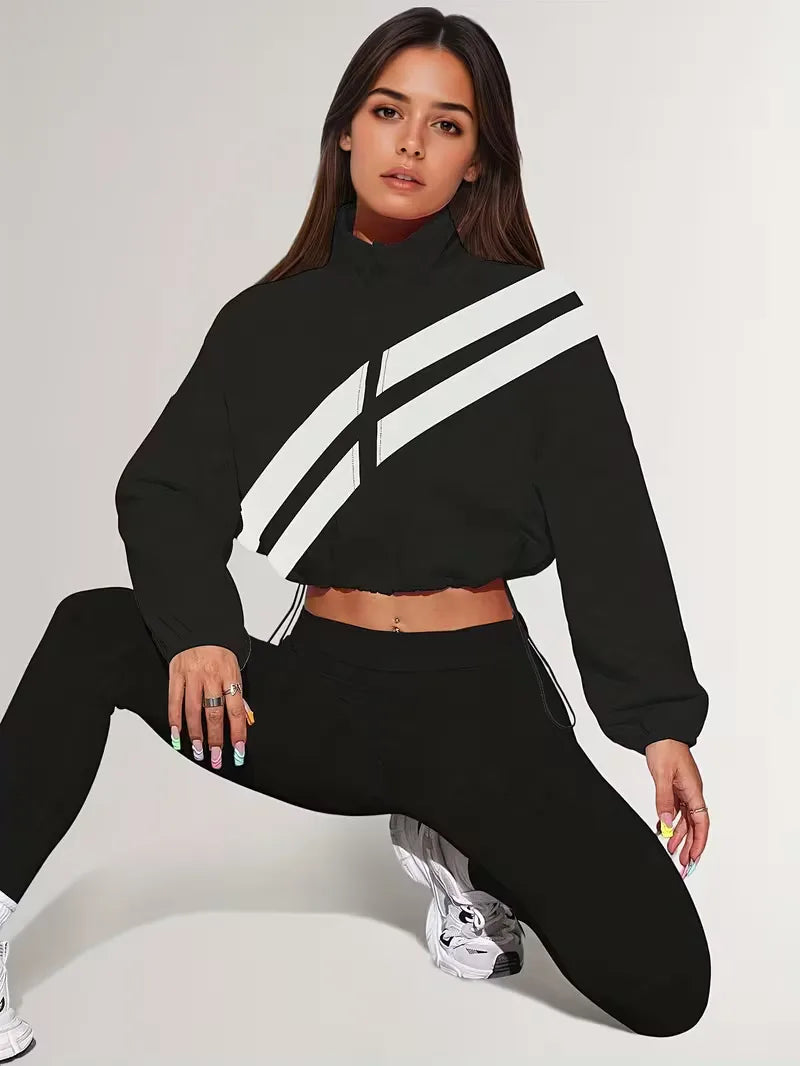 Dameskleding: sportief cropped jack, rits, diagonale strepen, ideaal voor overgangsseizoen.
