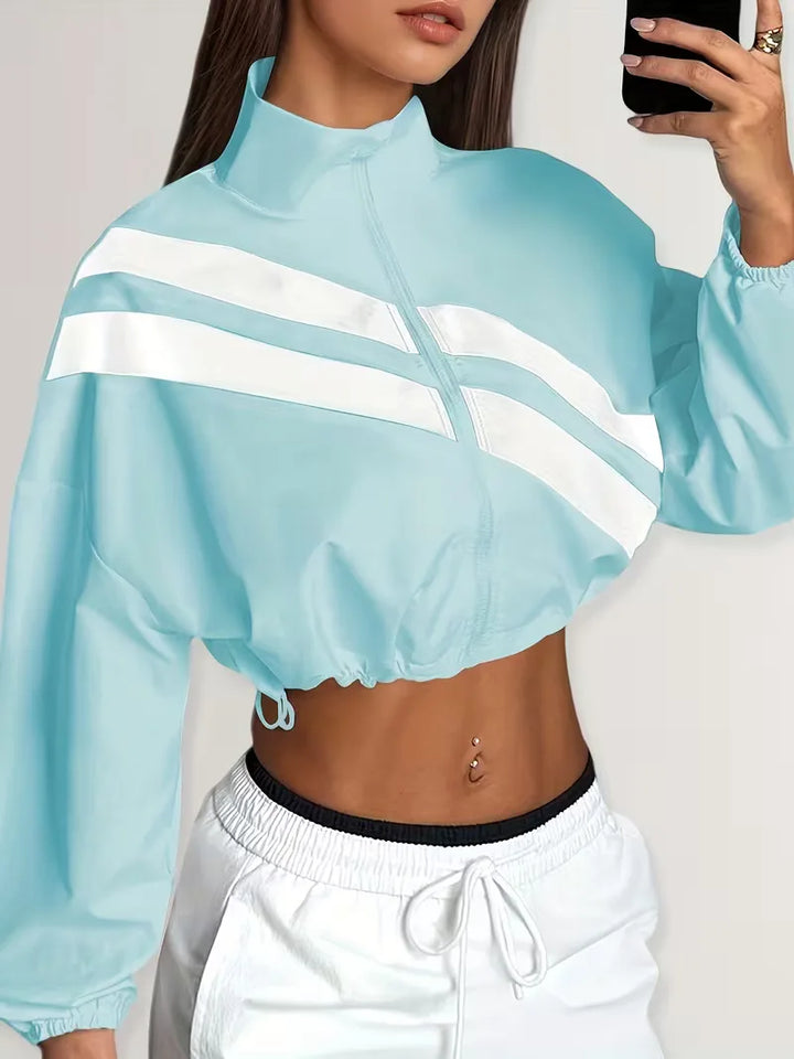 Sportief dames cropped jack met mandarijnkraag, rits en subtiele strepen.