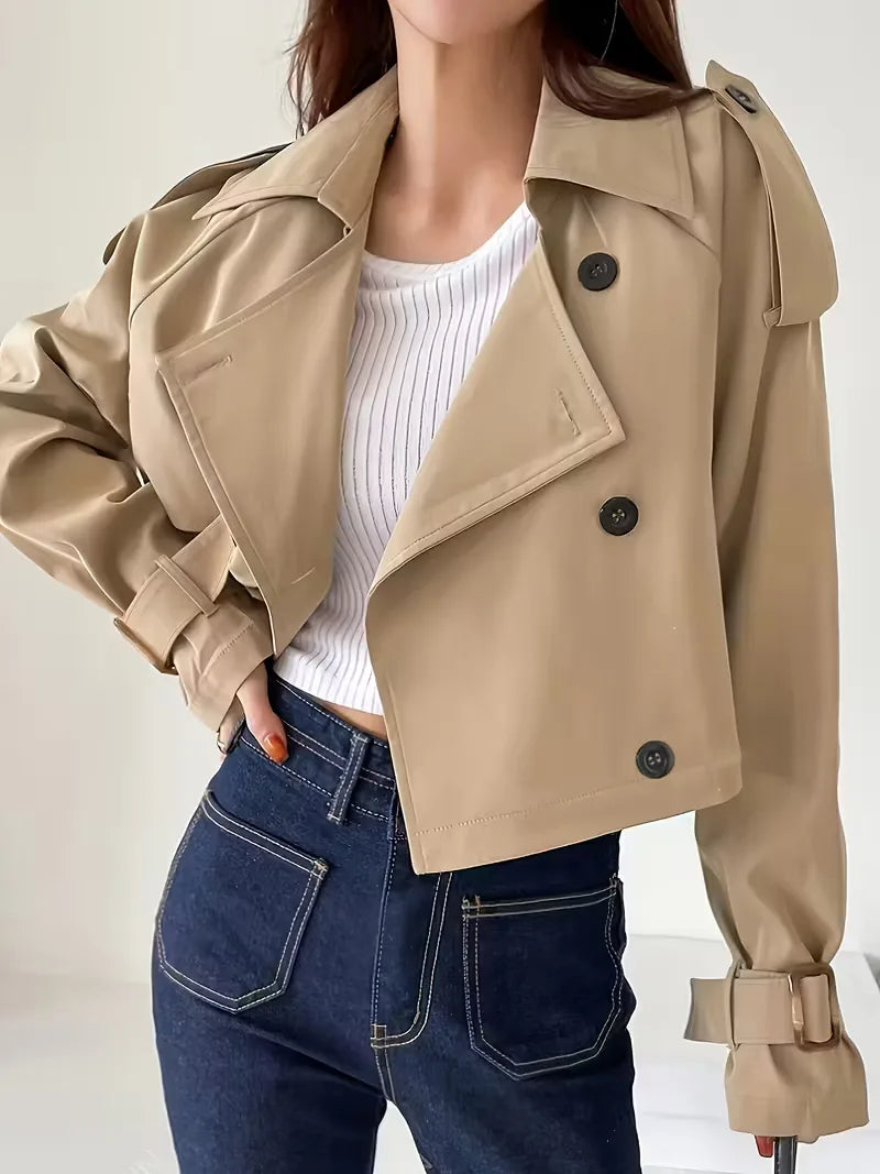 Dames cropped trenchcoat met dubbele knopen, ideaal voor lente/herfst. Elegante smart casual dames jas.