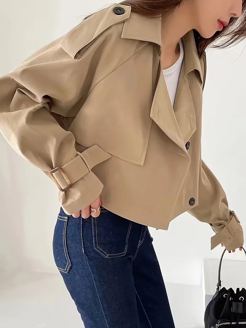 Elegante dames cropped trenchcoat, double breasted design. Perfecte korte jas voor lente en herfst smart casual.