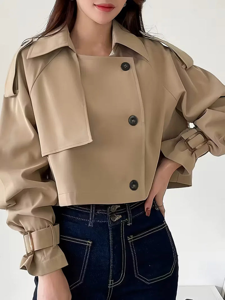 Moderne cropped dames trenchcoat met dubbele knopen. Veelzijdige khaki jas voor smart casual lente outfits.