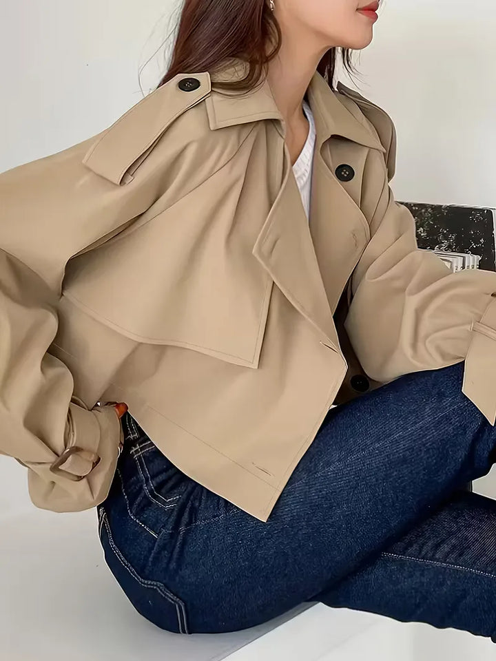 Dames double breasted cropped jas, khaki trenchcoat. Chique korte jas voor smart casual look in lente/herfst.