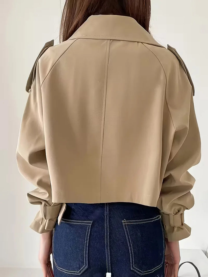 Stijlvolle dames cropped trenchcoat met dubbele knopen. Ideaal voor lente/herfst smart casual mode. Khaki kleur.