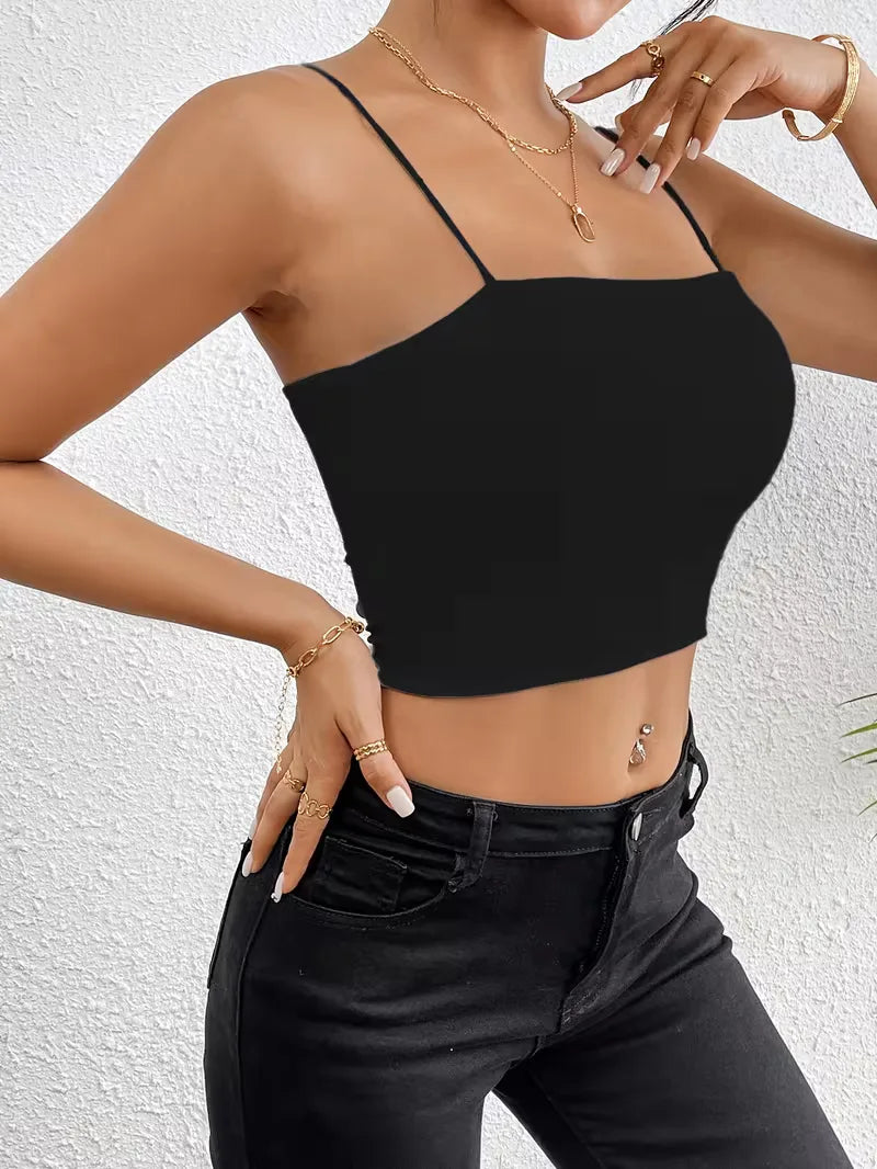 Zwarte dames croptop met spaghetti bandjes, slim fit, elegant en veelzijdig.