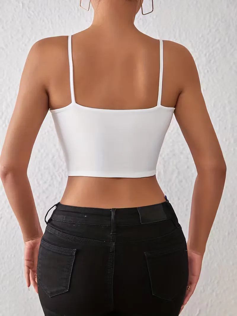 Slim fit dames croptop met spaghettibandjes. Deze trendy zomertop is ideaal voor casual outfits.