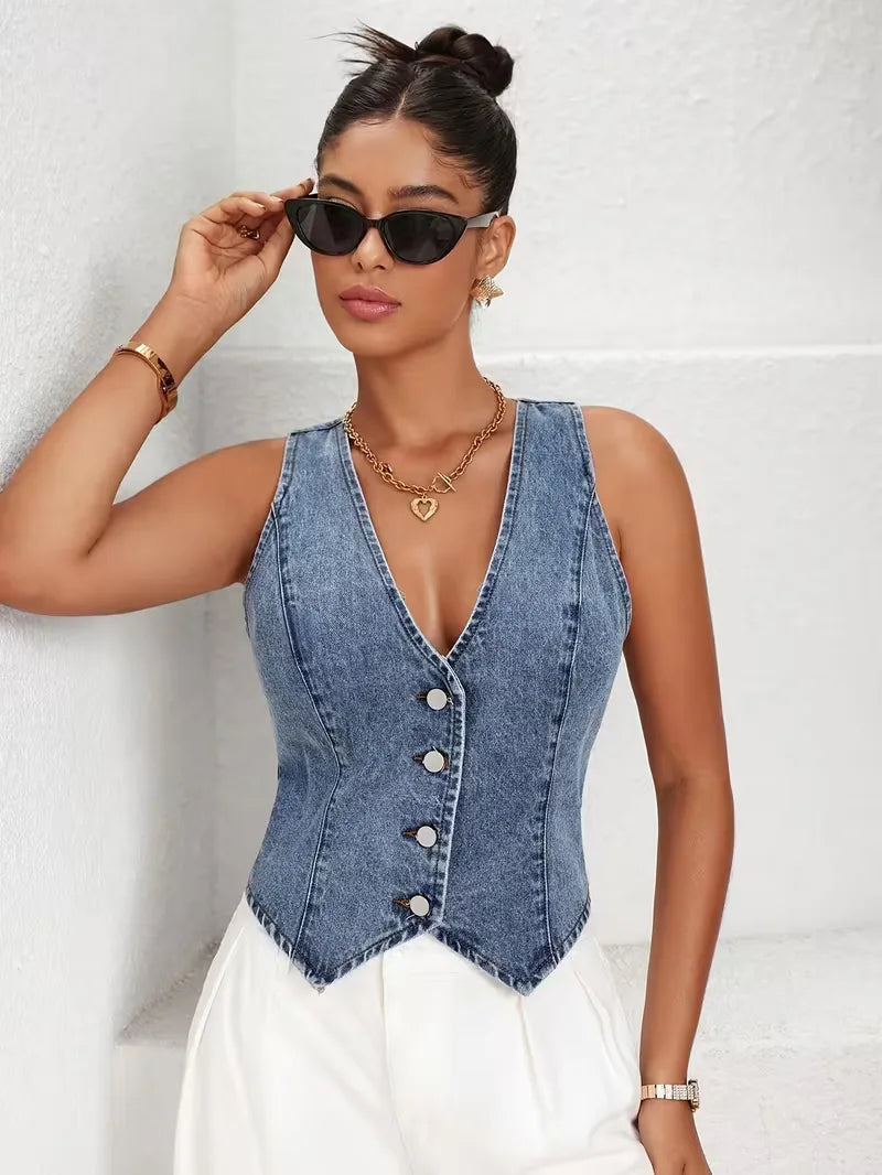 Dames denim gilet met stijlvolle V-hals, puntige zoom en slim fit pasvorm, perfect voor een zomerse, casual look.