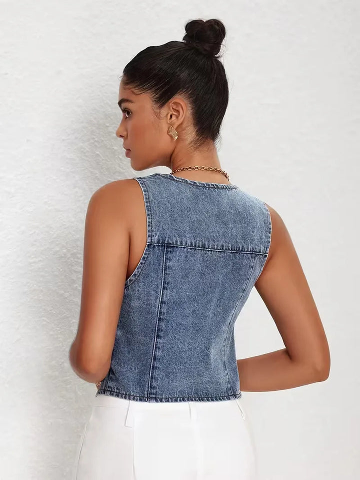 Koningsblauw mouwloos denim dames gilet met trendy V-hals en puntige zoom, ideaal voor casual zomer outfits.