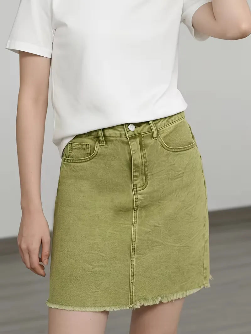 Roze minirok dames van denim, hoge taille, rafelige zoom, knoopsluiting, casual look.