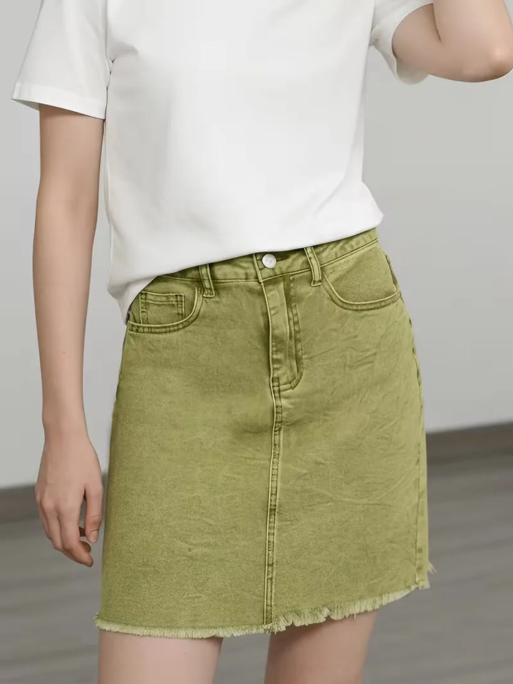 Roze minirok dames van denim, hoge taille, rafelige zoom, knoopsluiting, casual look.