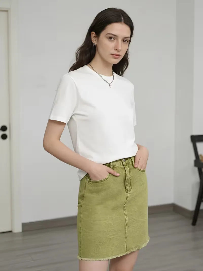 Crème denim rok dames, casual streetwear met hoge taille, rafelige zoom en knoopsluiting.