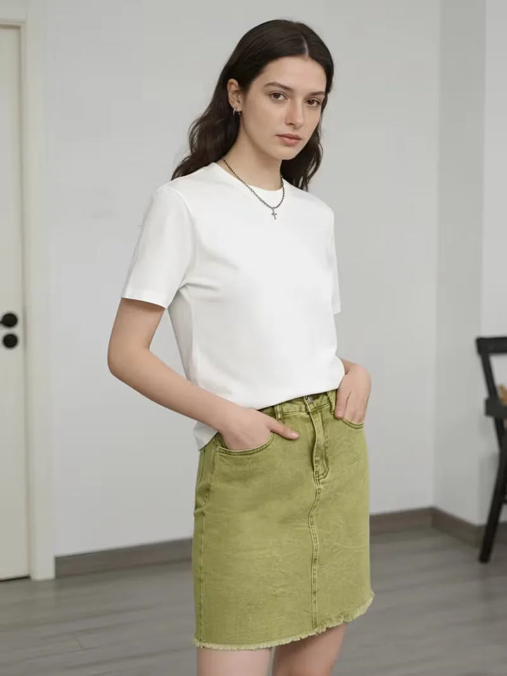 Crème denim rok dames, casual streetwear met hoge taille, rafelige zoom en knoopsluiting.