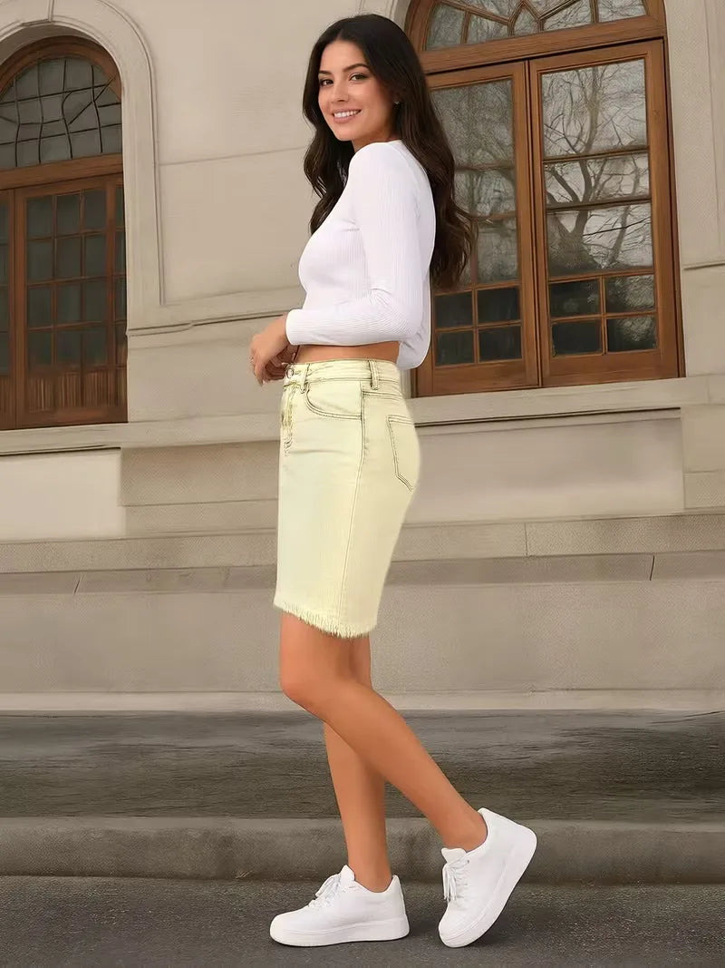 Dames denim minirok, hoge taille, rafelige zoom, vervaagd effect, perfecte casual zomerlook.