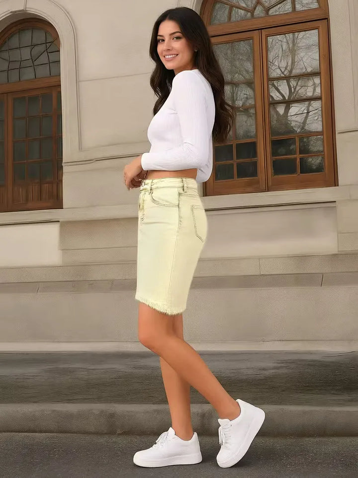 Dames denim minirok, hoge taille, rafelige zoom, vervaagd effect, perfecte casual zomerlook.
