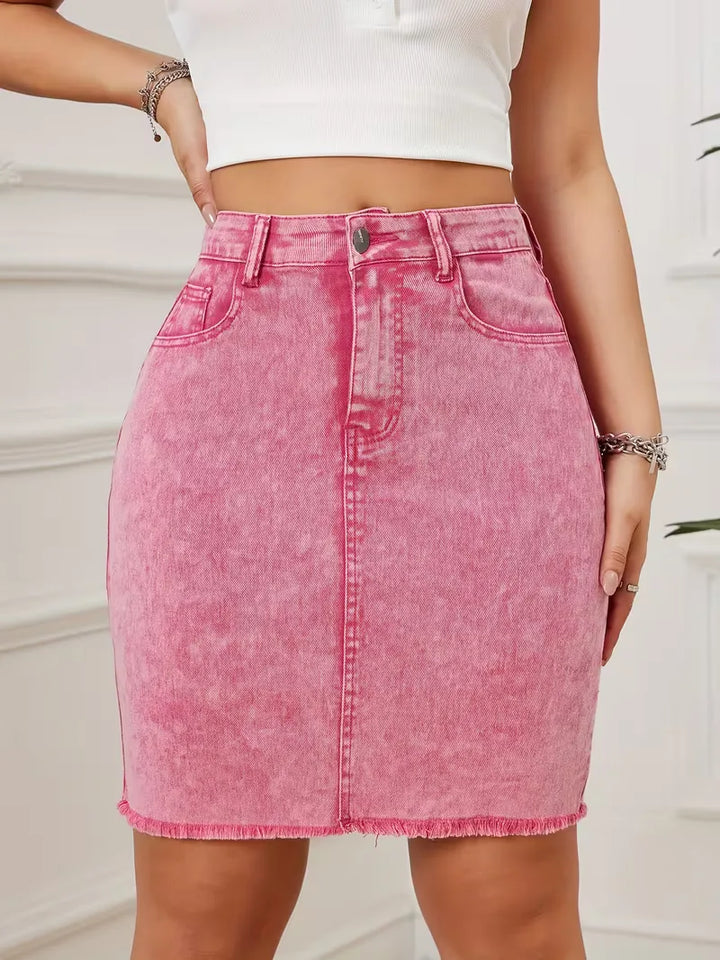 Roze denim minirok voor dames, hoge taille en trendy rafelige zoom, ideaal voor zomer.