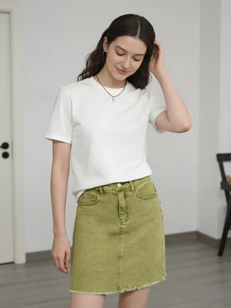 Crème dames denim minirok, rafelige zoom, hoge taille, veelzijdige zomerstijl, trendy.