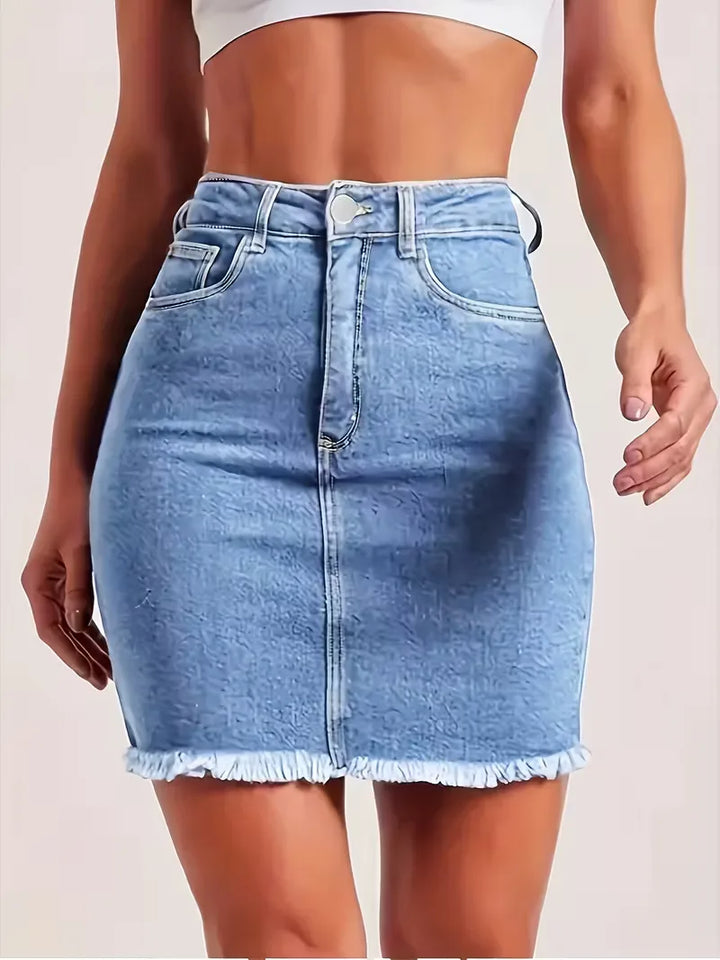 Dames denim rok met hoge taille en trendy gerafelde zoom. Ideaal voor een casual zomerlook.