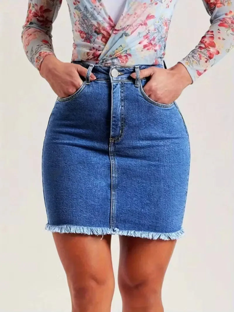 Dames denim rok, casual stijl, hoge taille, gerafelde zoom. Perfect voor zonnige dagen en festivals.