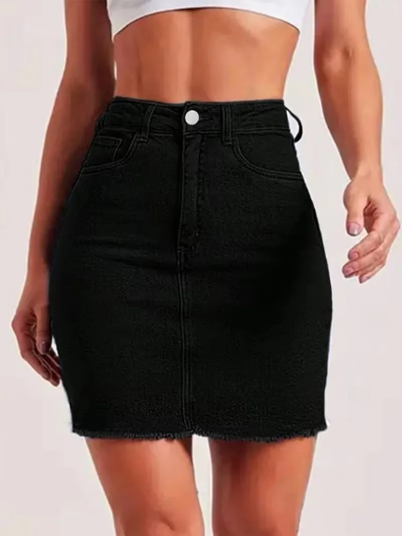 Gerafelde zoom detail op deze trendy dames denim rok met hoge taille. Comfortabel en stijlvol.