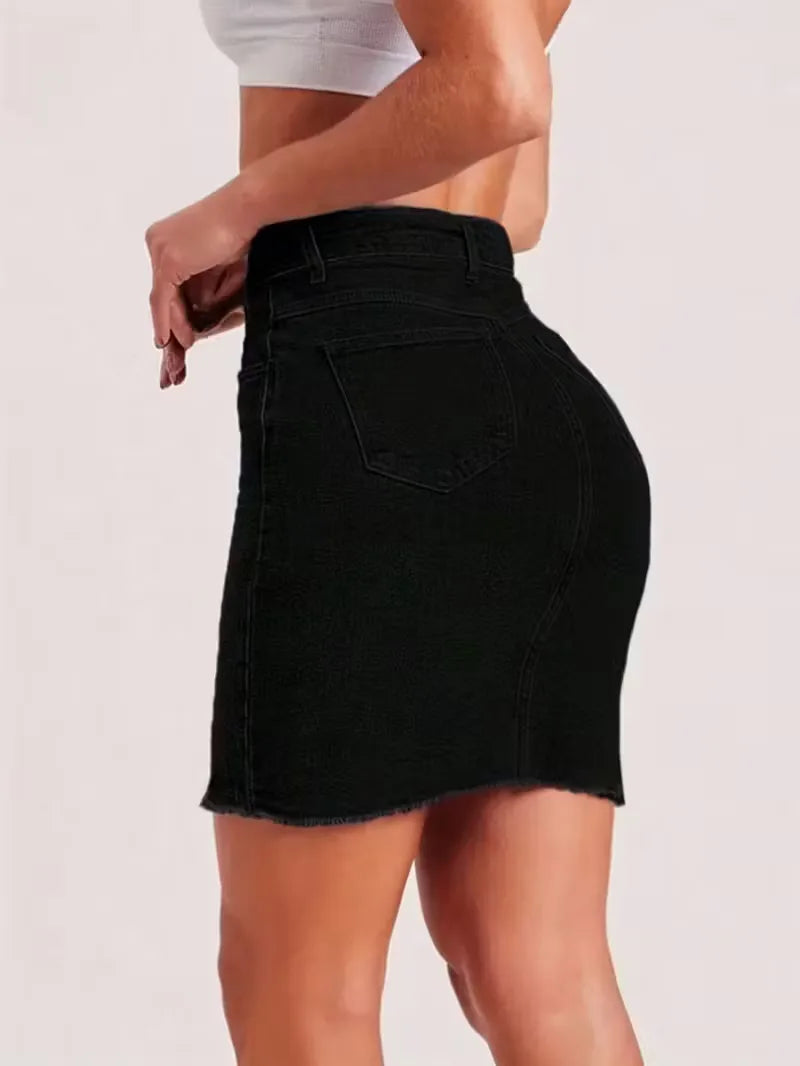 Hoge taille dames denim rok met gerafelde zoom. Een tijdloze klassieker met een moderne twist.