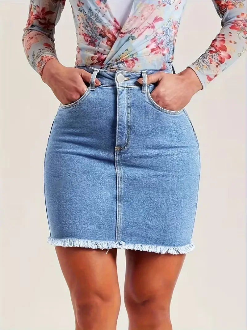 Veelzijdige dames spijkerrok, trendy hoge taille en unieke gerafelde zoom. Comfortabel en chic.