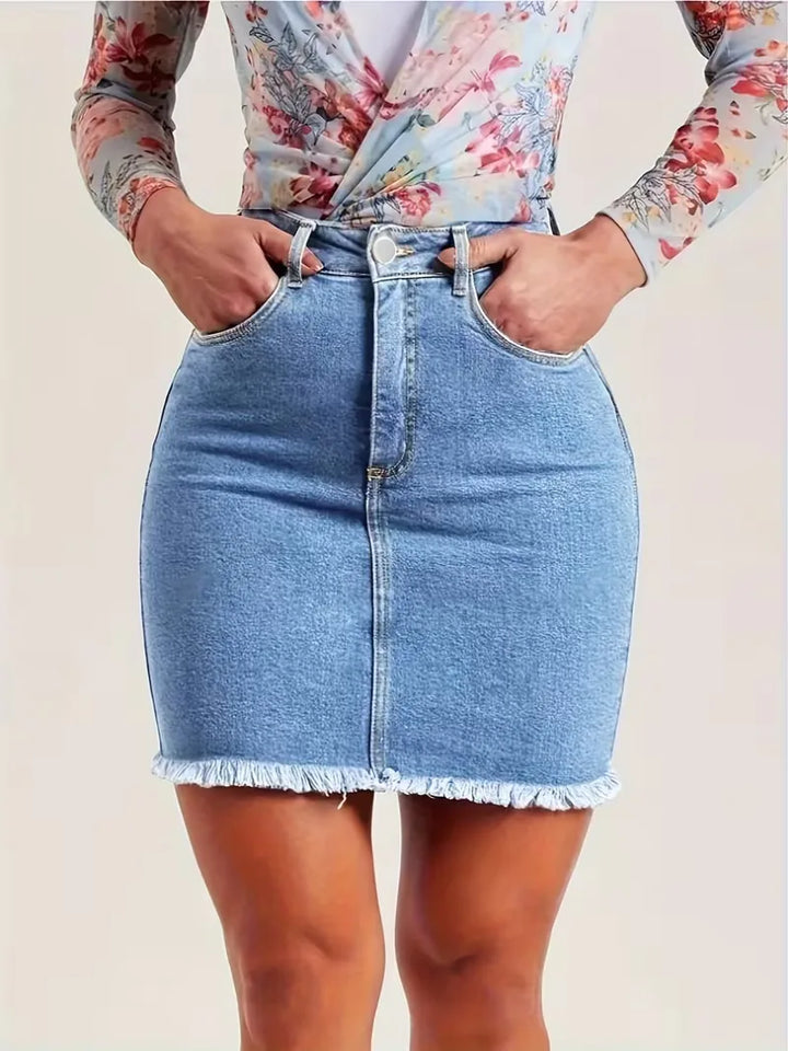 Veelzijdige dames spijkerrok, trendy hoge taille en unieke gerafelde zoom. Comfortabel en chic.