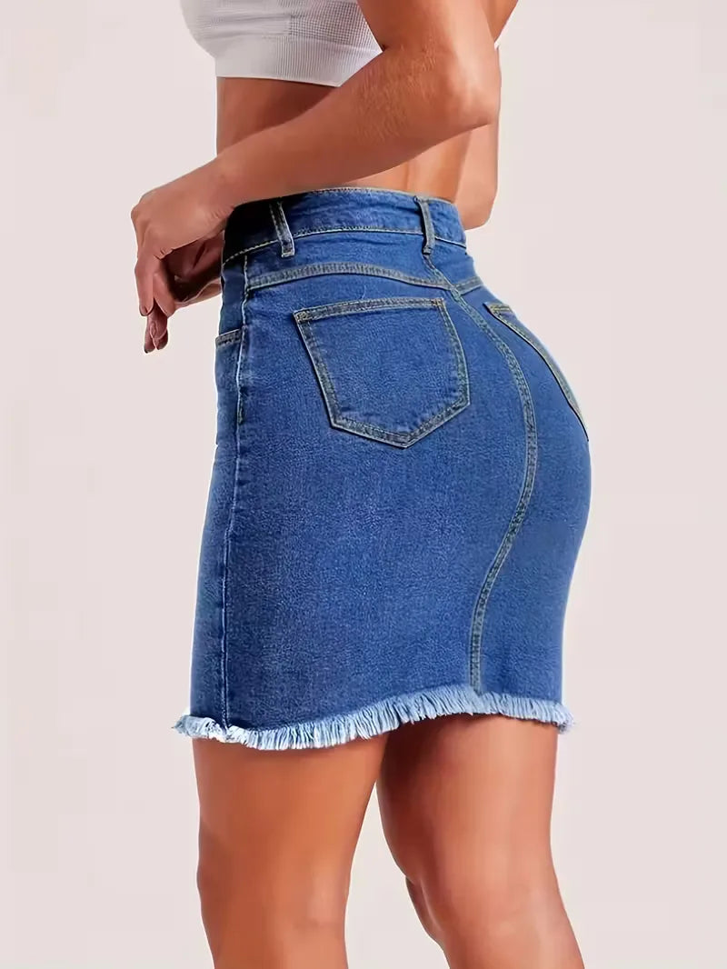 Korte dames denim rok met stretch, hoge taille voor een flatterende pasvorm, en gerafelde onderkant.