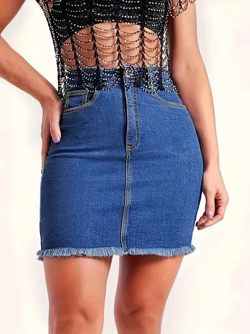Denim minirok voor dames, hoge taille, gerafelde zoom. Combineer hem casual of gekleed.