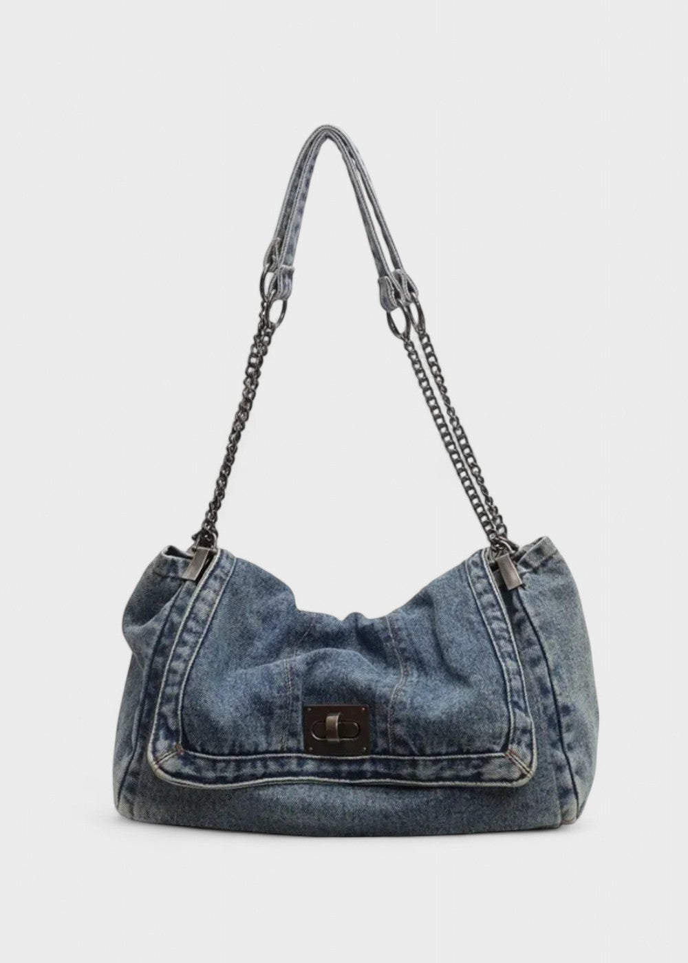 Dames denim schoudertas met metallic ketting hengsel. Perfect voor een casual urban stijl.