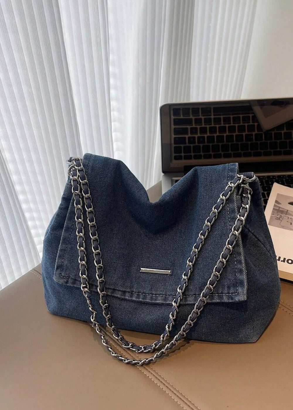 Detail: glanzend metallic ketting hengsel op trendy denim schoudertas voor dames.