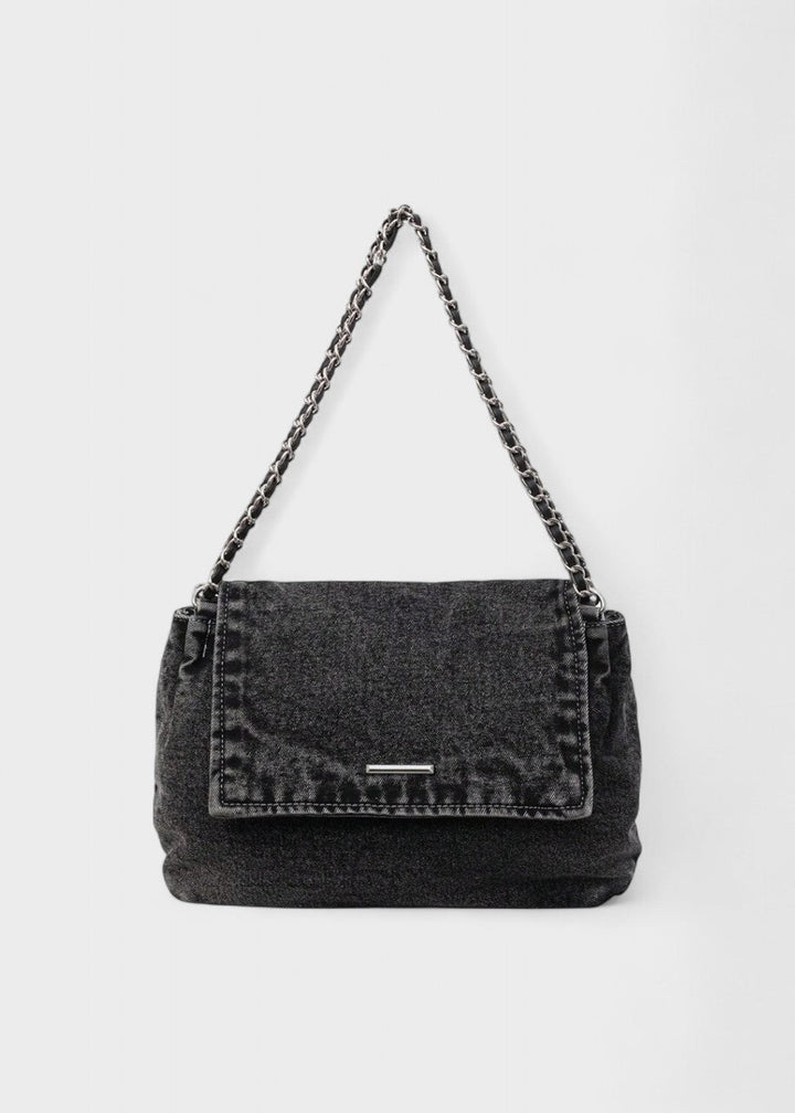 Modieuze dames denim kettingtas met metallic details. Casual accessoire flat lay.