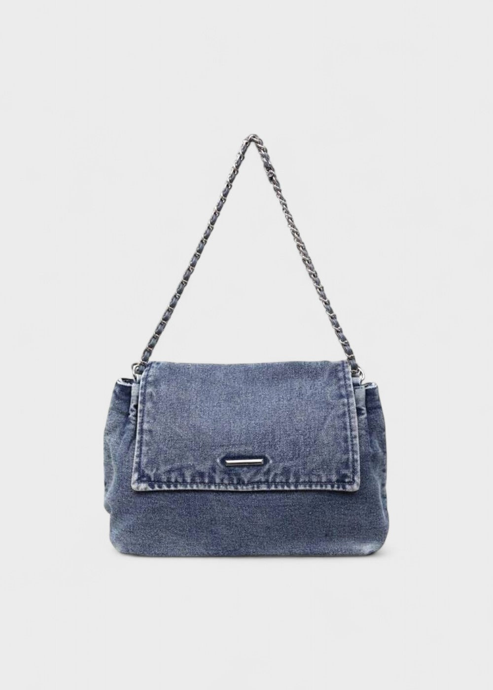 Veelzijdige dames denim schoudertas, casual én stijlvol met opvallend metallic ketting.