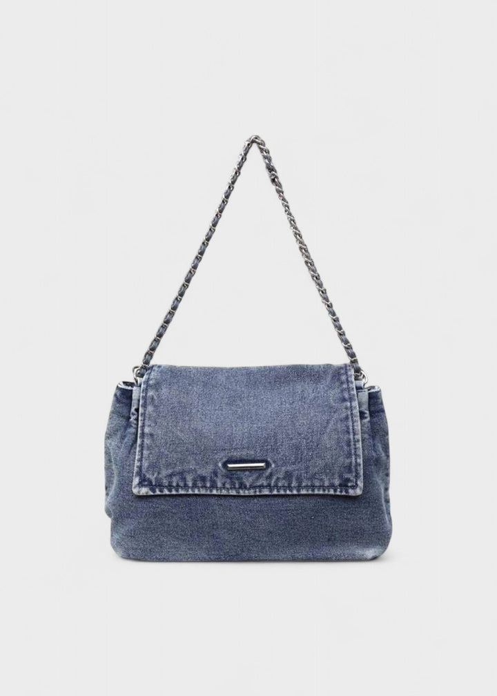 Veelzijdige dames denim schoudertas, casual én stijlvol met opvallend metallic ketting.