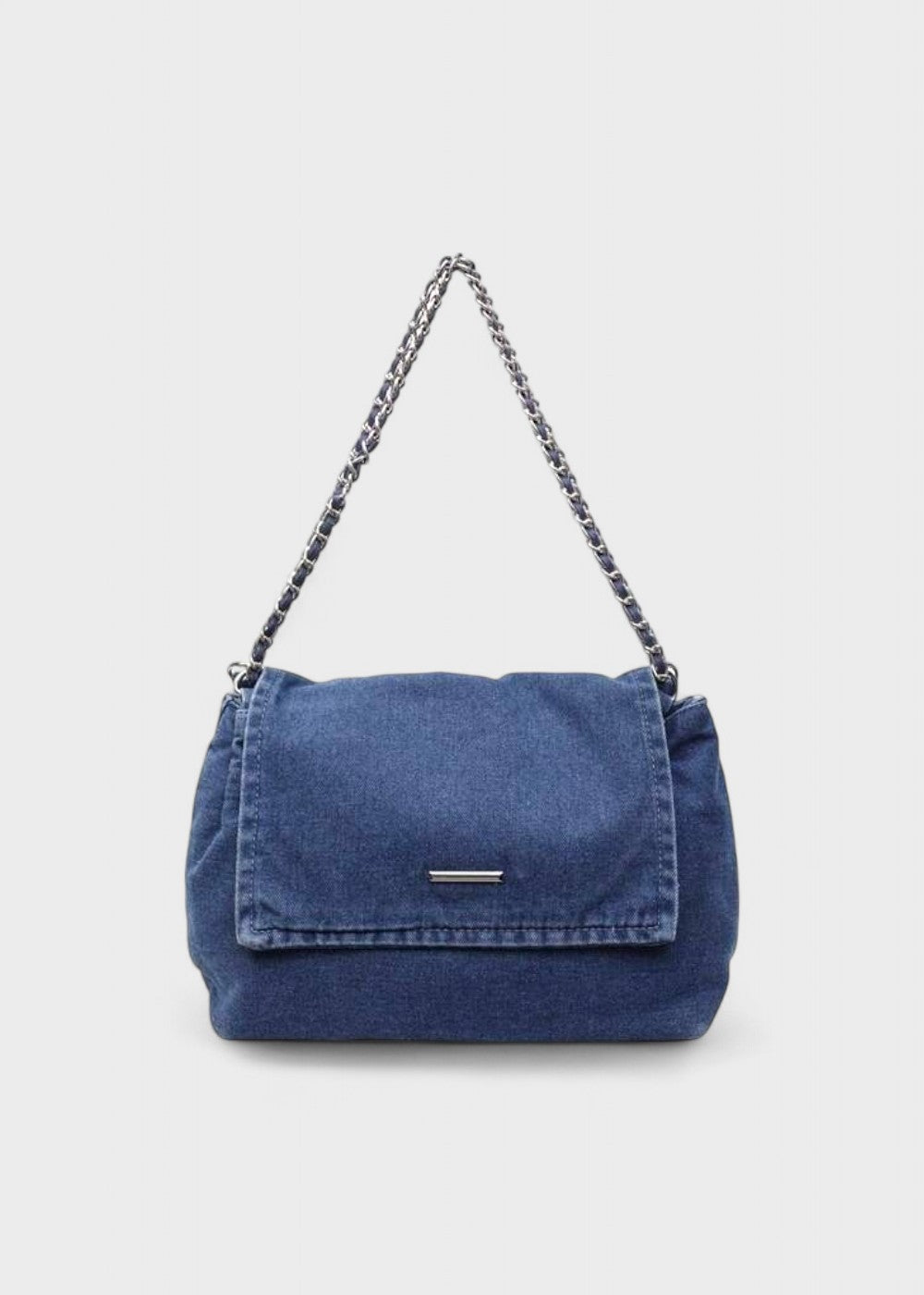 Fashion statement: dames denim schoudertas met uniek metallic ketting hengsel. Urban trend.