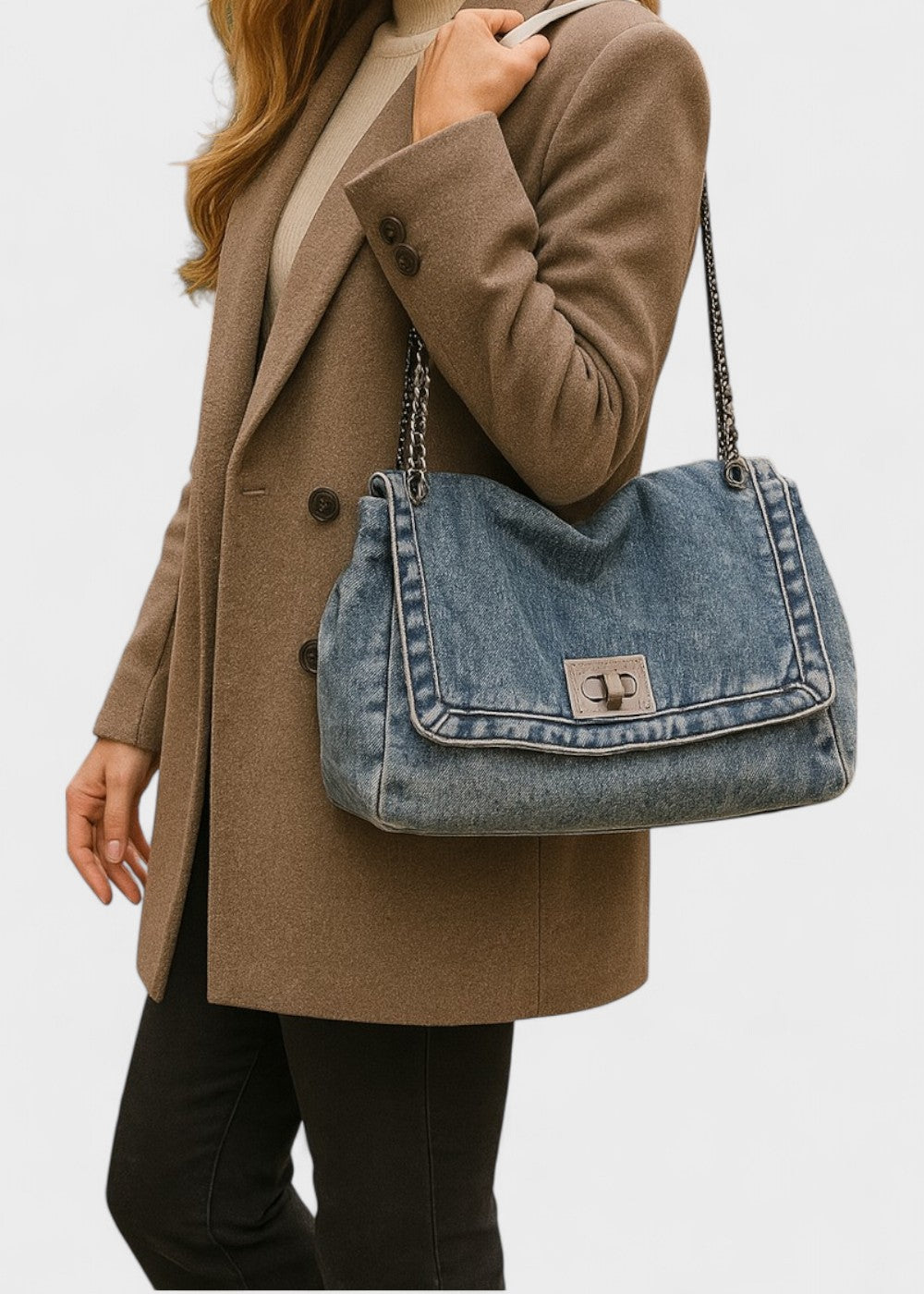 Stijlvolle dames spijkerstof schoudertas, glanzend metallic ketting. Trendy denim tas.
