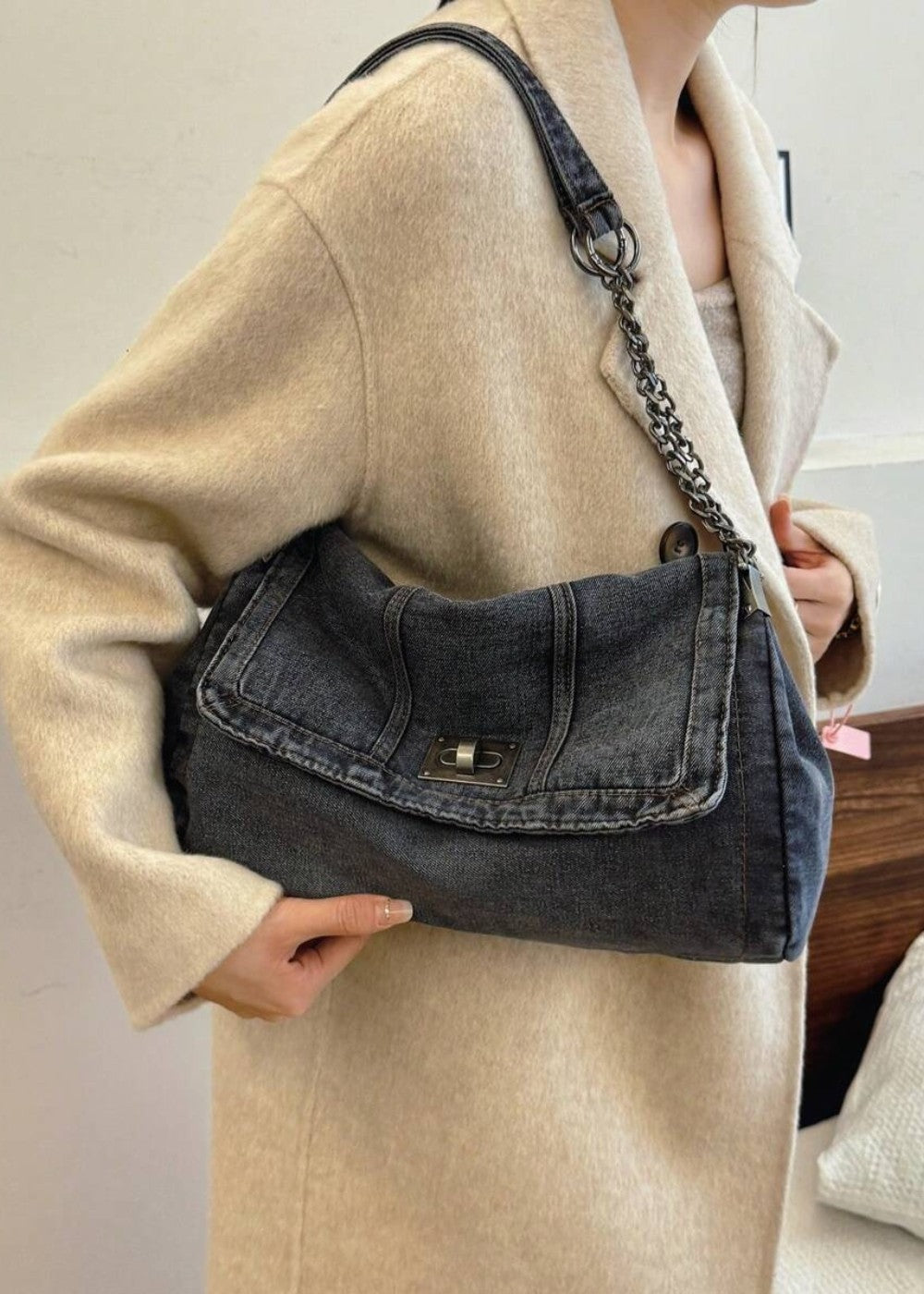 Casual dames denim schoudertas, elegant metallic ketting. Veelzijdige spijkerstof tas.