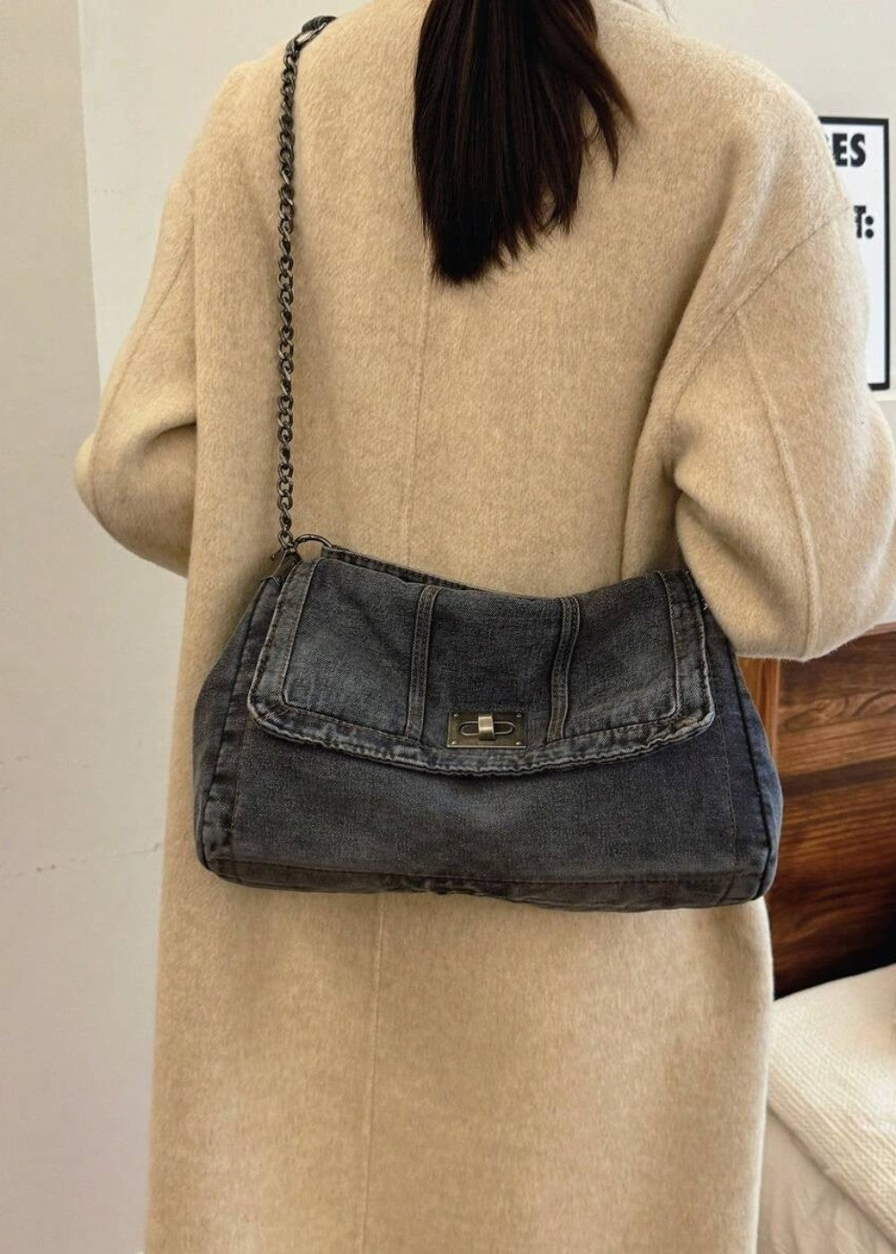 Vooraanzicht: blauwe denim schoudertas voor dames met zilveren metallic ketting. Urban look.